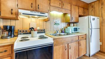 Microwave, oven, stovetop, cookware/dishes/utensils