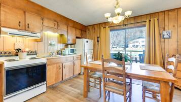 Microwave, oven, stovetop, cookware/dishes/utensils