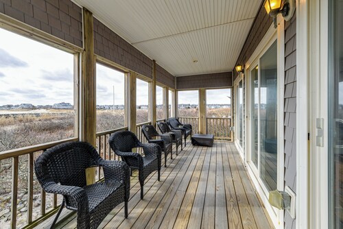 Marshfield Home w/ 4 Decks & Private Beach Access!