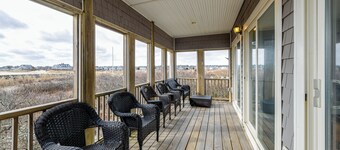 Marshfield Home w/ 4 Decks & Private Beach Access!