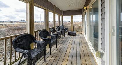 Marshfield Home w/ 4 Decks & Private Beach Access!