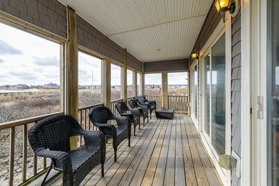 Marshfield Home w/ 4 Decks & Private Beach Access!