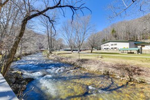 Property grounds - Maggie Valley Studio Cabin ~ 14 Mi to Natl Park (Maggie Valley)