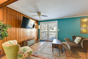 Living area - Maggie Valley Studio Cabin ~ 14 Mi to Natl Park (Maggie Valley)
