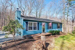 House (3 Bedrooms) | Interior - Pet-friendly Roanoke Home w/ Fire Pit + Grill! (Roanoke)