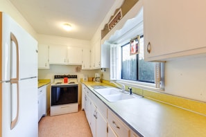 Apartment (2 Bedrooms) | Private kitchen | Microwave, oven, stovetop, cookware/dishes/utensils - Pet-friendly Maggie Valley Retreat w/ Fire Pit (Maggie Valley)