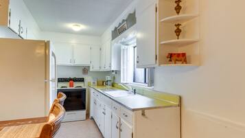 Microwave, oven, stovetop, cookware/dishes/utensils