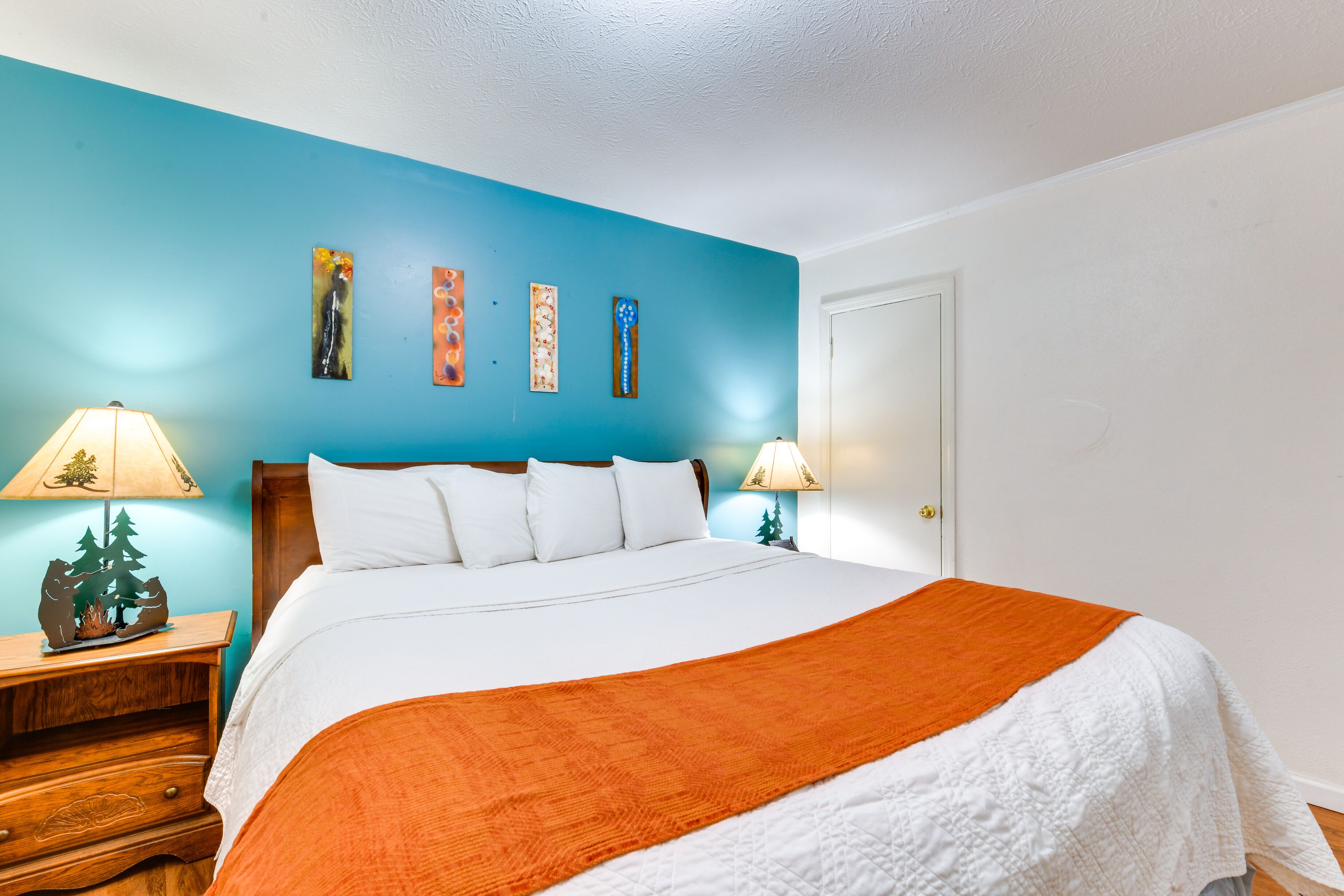 2 bedrooms, laptop workspace, bed sheets