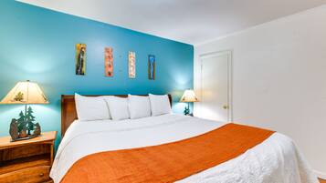 2 bedrooms, laptop workspace, bed sheets