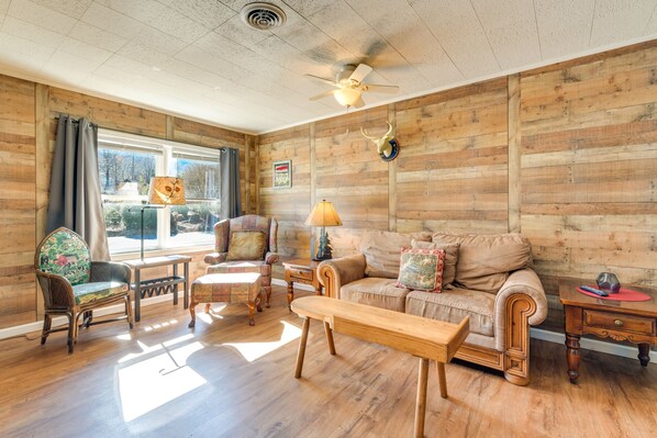 Appartement (2 Bedrooms) | Aire de séjour | Téléviseur, foyer