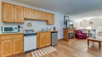 Microwave, oven, kompor, dan peralatan masak/sendok-piring