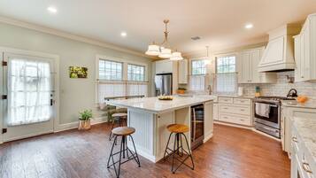 House (5 Bedrooms) | Interior