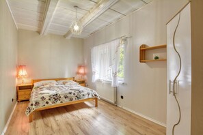 2 bedrooms, desk, free WiFi, bed sheets