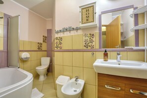 Bañera, toallas, papel higiénico