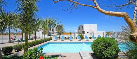 Una piscina al aire libre