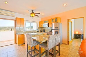 Fridge, microwave, oven, stovetop - Oceanview Balcony, BBQ Lounge, Near Malecón (La Paz)