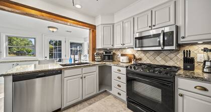 3BR/3BA 1940s Bungalow Near Expo Square. Pet friendly!