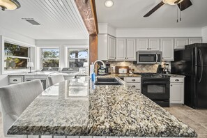 Kjøleskap, mikrobølgeovn, ovn og kokeplater