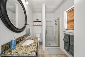 Een douche, een haardroger, handdoeken, zeep