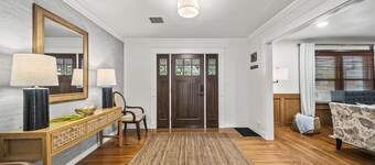 3BR/3BA 1940s Bungalow Near Expo Square. Pet friendly!