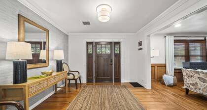 3BR/3BA 1940s Bungalow Near Expo Square. Pet friendly!