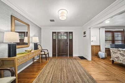 3BR/3BA 1940s Bungalow Near Expo Square. Pet friendly!