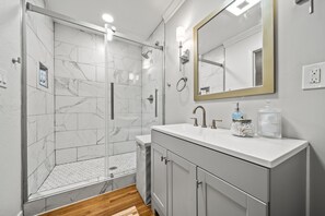 Douche, sèche-cheveux, serviettes fournies, savon