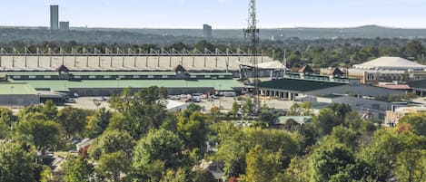 Un vaste complexe industriel comprenant plusieurs bâtiments, un parking et une tour imposante.