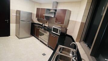 Signature Apartment | Private kitchen | Full-size fridge, microwave, oven, stovetop
