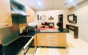 Apartamento econômico, cozinha | Área de estar | TV de tela plana