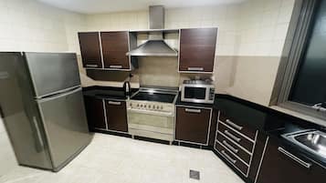 Refrigerador con freezer, microondas, horno, placa de cocina