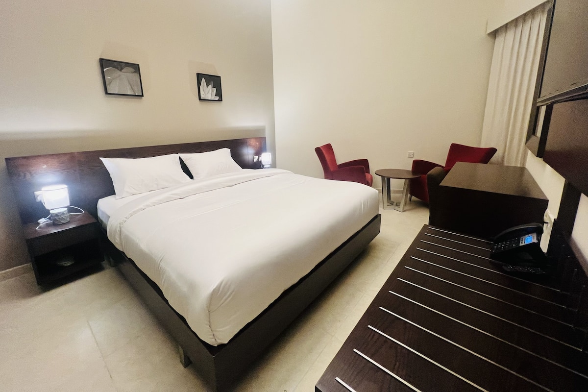 Signature Apartment | 2 bedrooms, premium bedding, pillow-top beds, desk