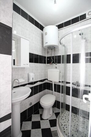 Basic Triple Room, Multiple Beds, Non Smoking, Mountain View | Bathroom - Apartments Cota (Ulcinj)