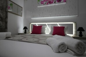 Basic Double Room, Multiple Beds, Non Smoking, Private Bathroom | Soundproofing, iron/ironing board, free WiFi, bed sheets