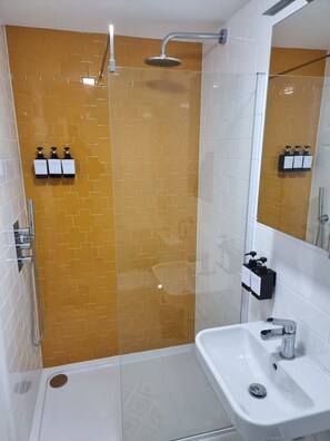 Séchoir à cheveux, serviettes fournies, savon, shampooing