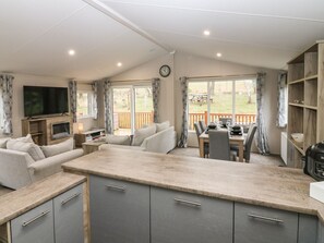 Dishwasher, electric kettle, toaster, cookware/dishes/utensils - Woodpecker Lodge (Dunbar)