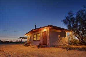 Exterior - Joshua Tree | Hot Tub | Stargazing | Firepit (Joshua Tree)