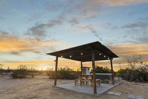 Outdoor dining - Joshua Tree | Hot Tub | Stargazing | Firepit (Joshua Tree)
