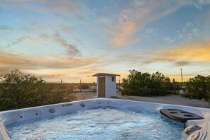 Outdoor spa tub - Joshua Tree | Hot Tub | Stargazing | Firepit (Joshua Tree)