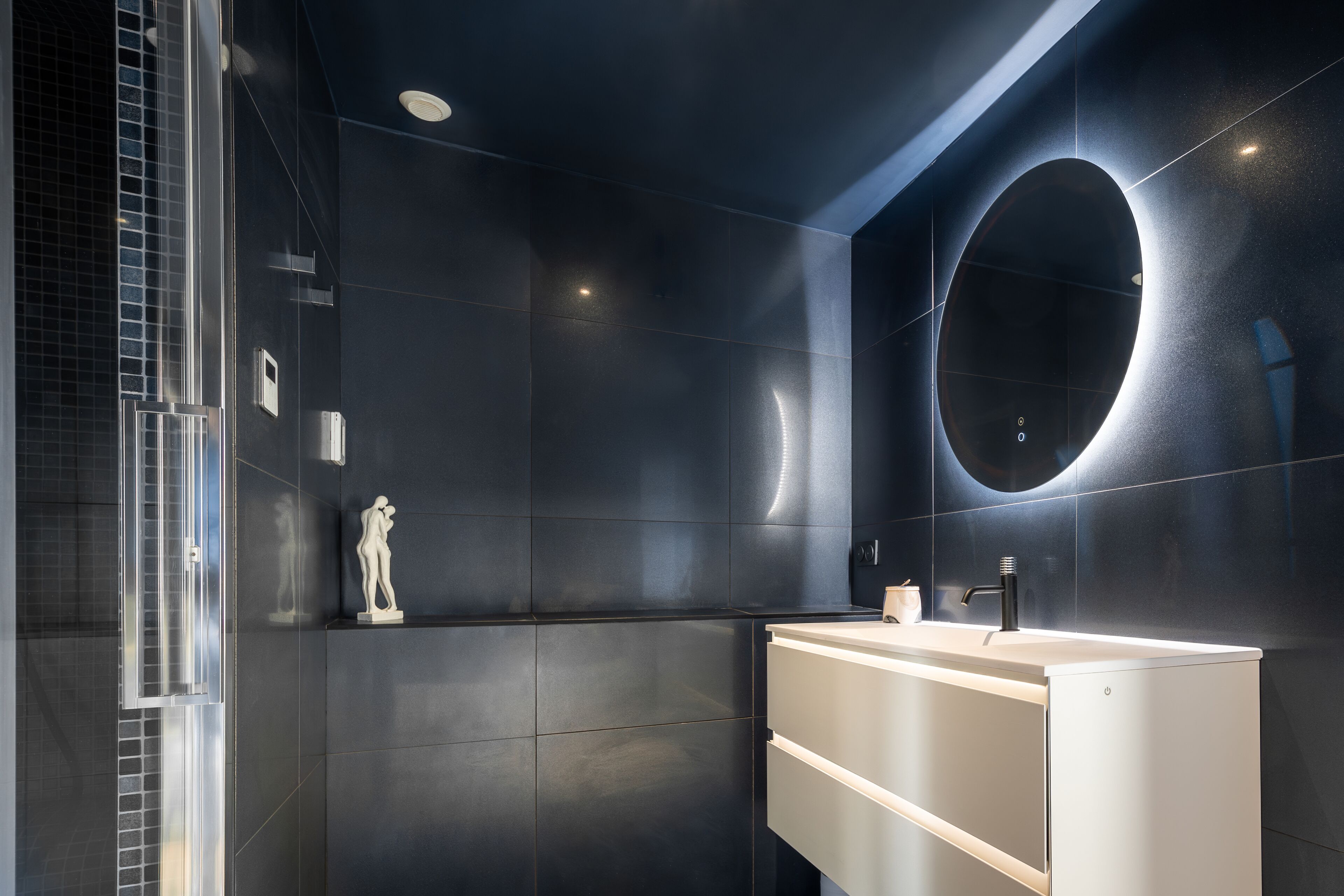 Een douche, een haardroger, handdoeken, zeep