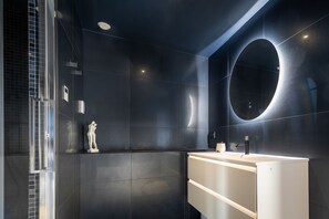 Suihku, hiustenkuivaaja, pyyhkeet, saippua