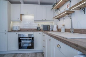 Een koelkast, een microgolfoven, een oven, een vaatwasser