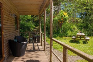 Outdoor dining - Fiddlers Green Log Cabin, Tenby (Saint Florence)