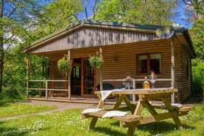Outdoor dining - Fiddlers Green Log Cabin, Tenby (Saint Florence)