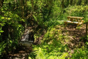Outdoor dining - Fiddlers Green Log Cabin, Tenby (Saint Florence)