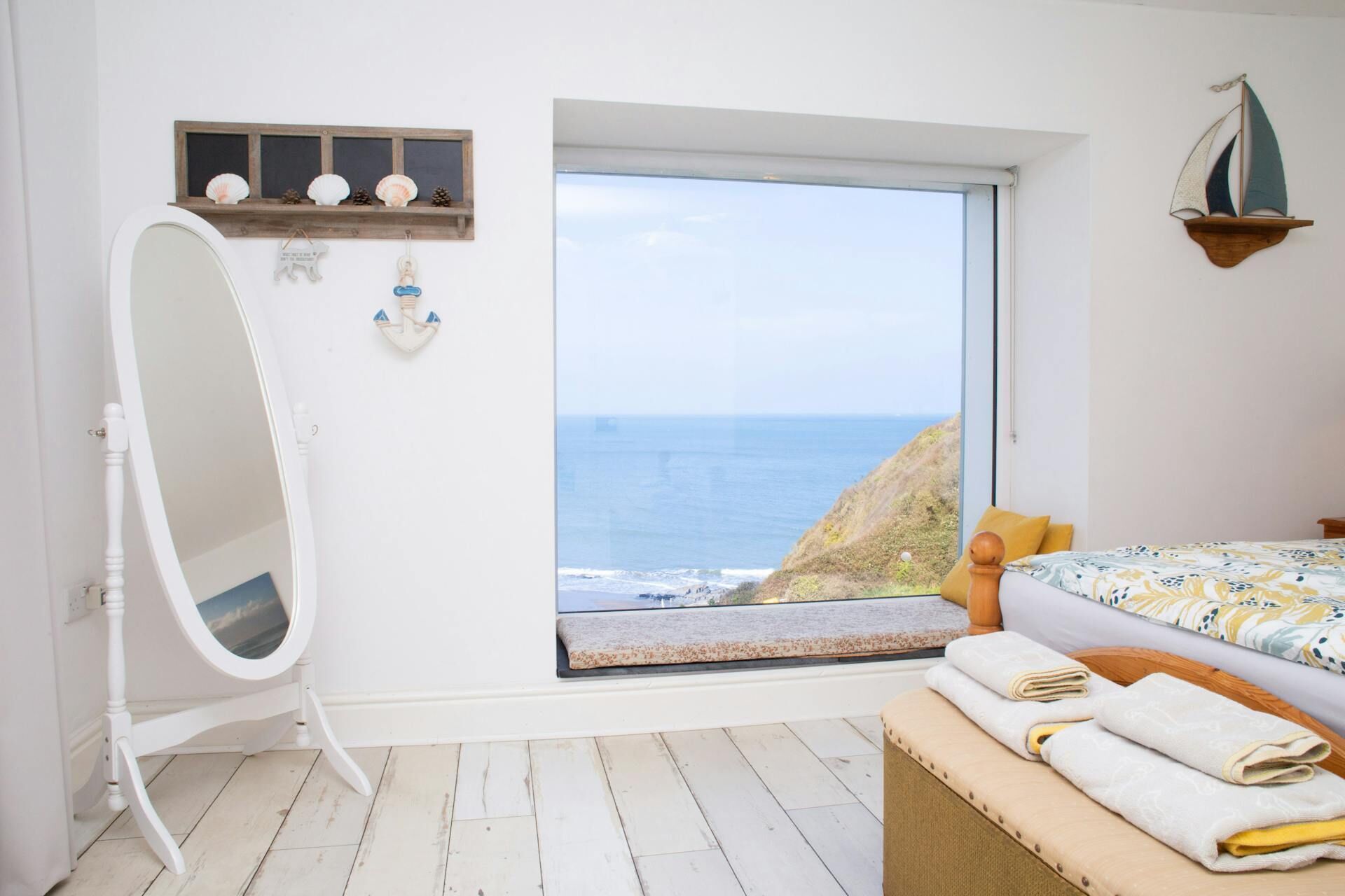 2 bedrooms, travel cot, free WiFi, bed sheets