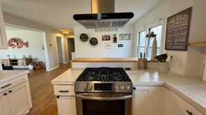 Køleskab, mikrobølgeovn, ovn, kogeplade