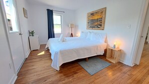 5 bedrooms, desk, iron/ironing board, free WiFi - Heated pool hot tub deck play set screened porch sauna putting green (Harbert)