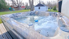 Bañera de hidromasaje al aire libre