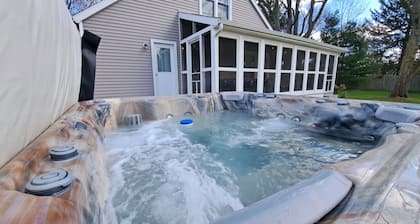 Dog Friendly 40 lb, hot tub, deck, play set, screened porch, large yard